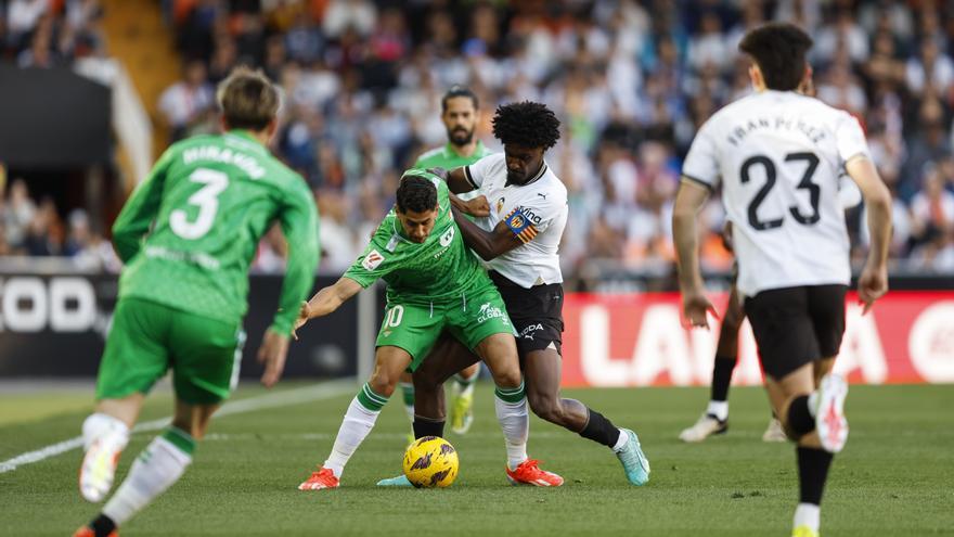 Ayoze adelanta al Betis en la lucha con el Valencia por Europa