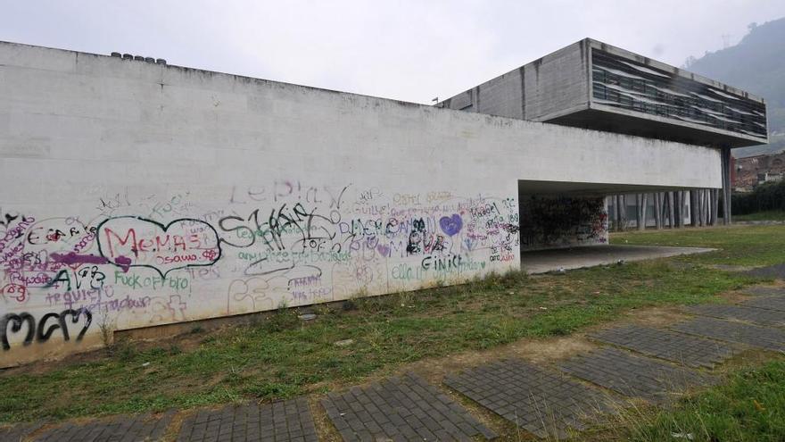 La zona del centro de salud de Mieres en la que suele hacerse botellón.