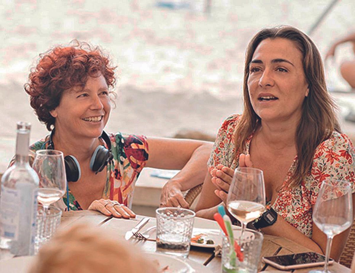 Iciar Bollaín y Candela Peña durante el rodaje de 'La boda de Rosa' en Benicàssim.