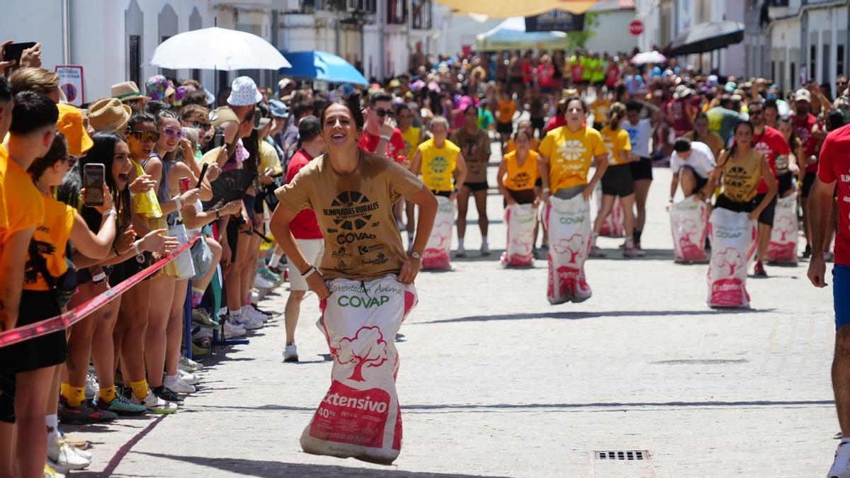 Carrera de sacos en una de las últimas ediciones de las Olimpiadas Rurales de Añora.