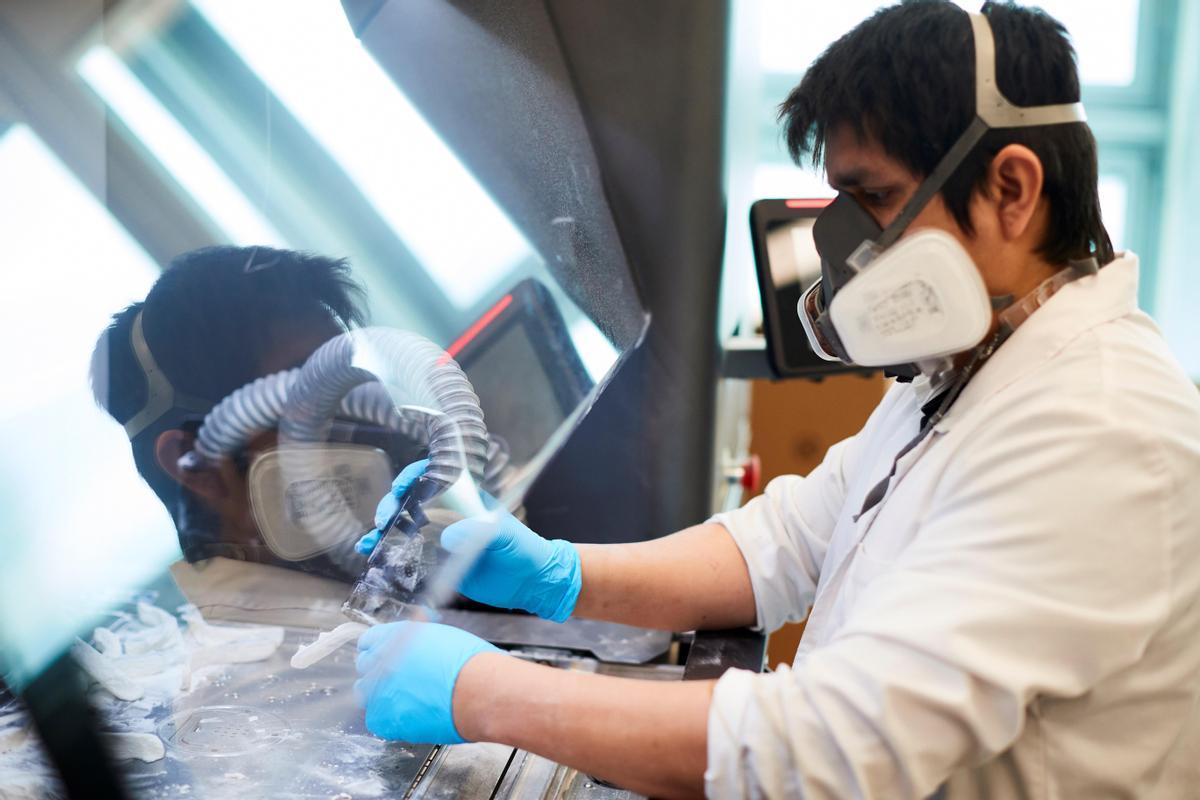 Un técnico trabaja en la fabricación, en impresoras de 3D, de componentes para un respirador desarrollado por el Consorcio de la Zona Franca, HP, Leitat y CatSalut.