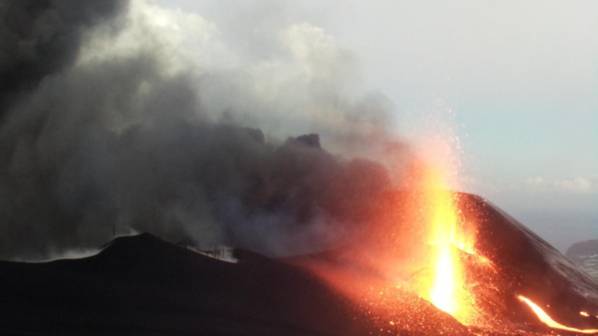 Erupción del volcán de La Palma desde Tacande.