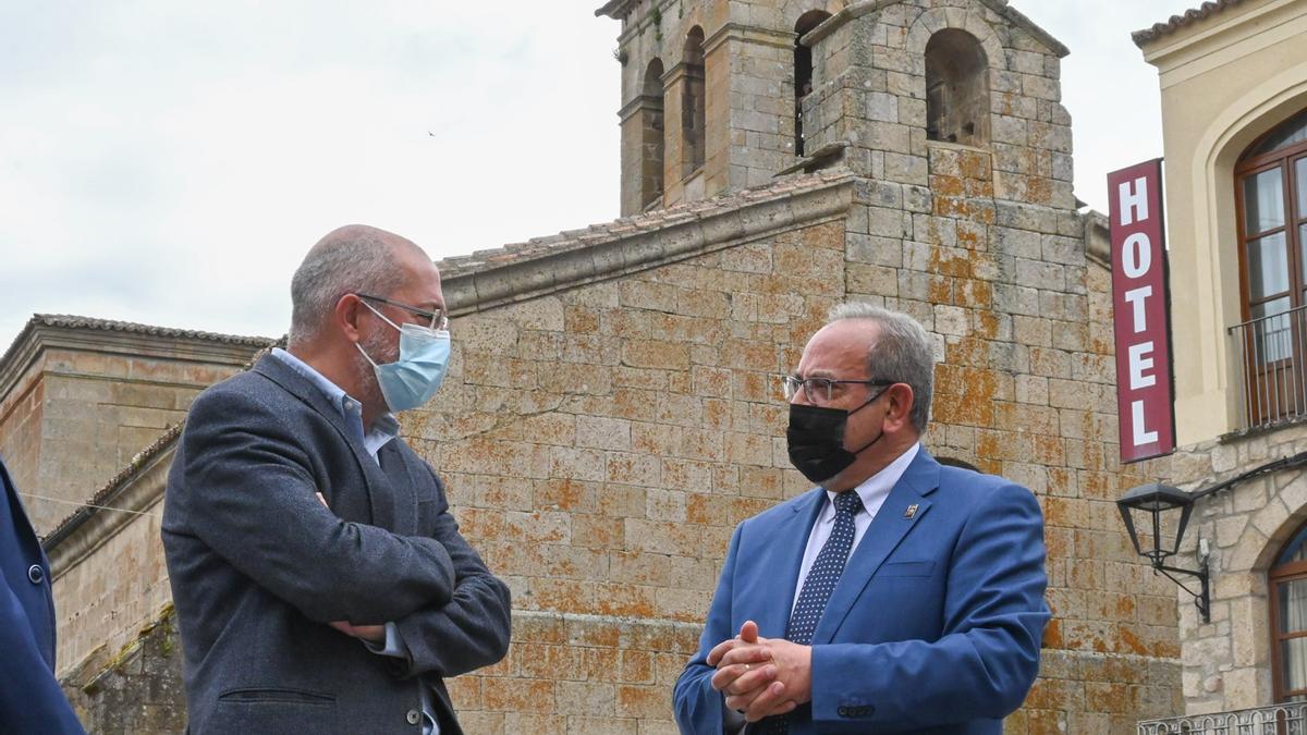 El alcalde de Fermoselle, José Manuel Pilo (i) recibe al vicepresidente de la Junta de Castilla y León, Francisco Igea (d).