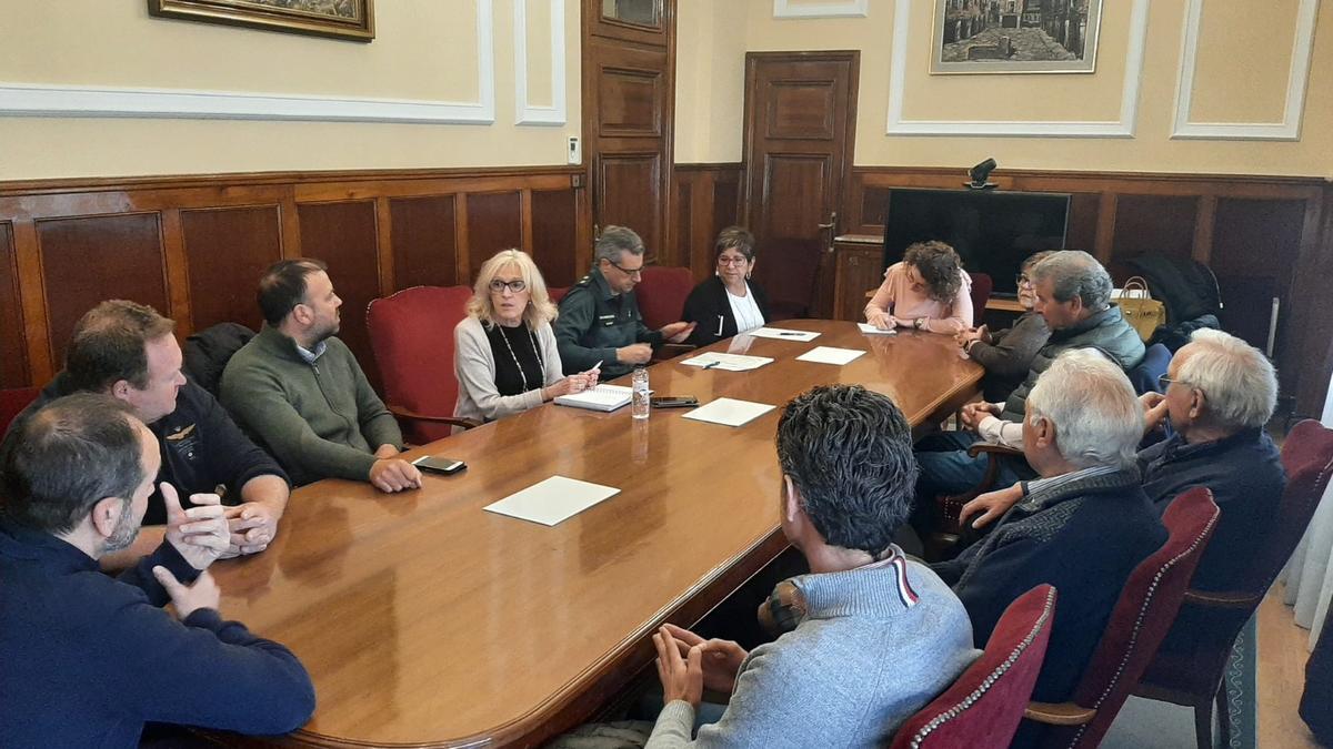 Reunión de los alcaldes del Cinca Medio, Somontano y Los Monegros con la delegada del Gobierno en Huesca y el teniente coronel de la comandancia de la Guardia Civil de Huesca.