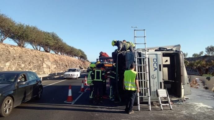 El vuelco de un camión en la GC-1 provoca el caos circulatorio en Gran Canaria