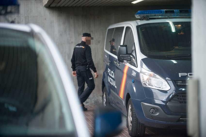 El joven detenido tras el triple atropello que se saldó con un fallecido en la madrugada del sábado ha sido trasladado por la policía a los juzgados este lunes.