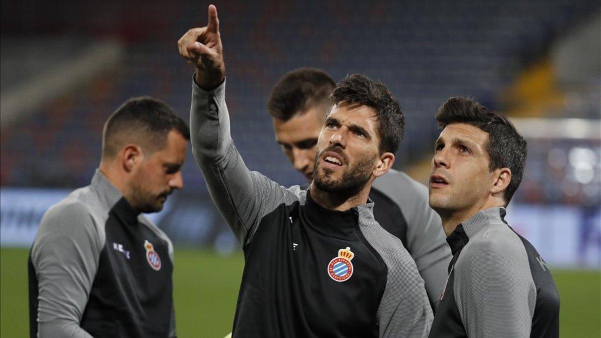 Dídac conversa con Javi López antes del partido en Moscú