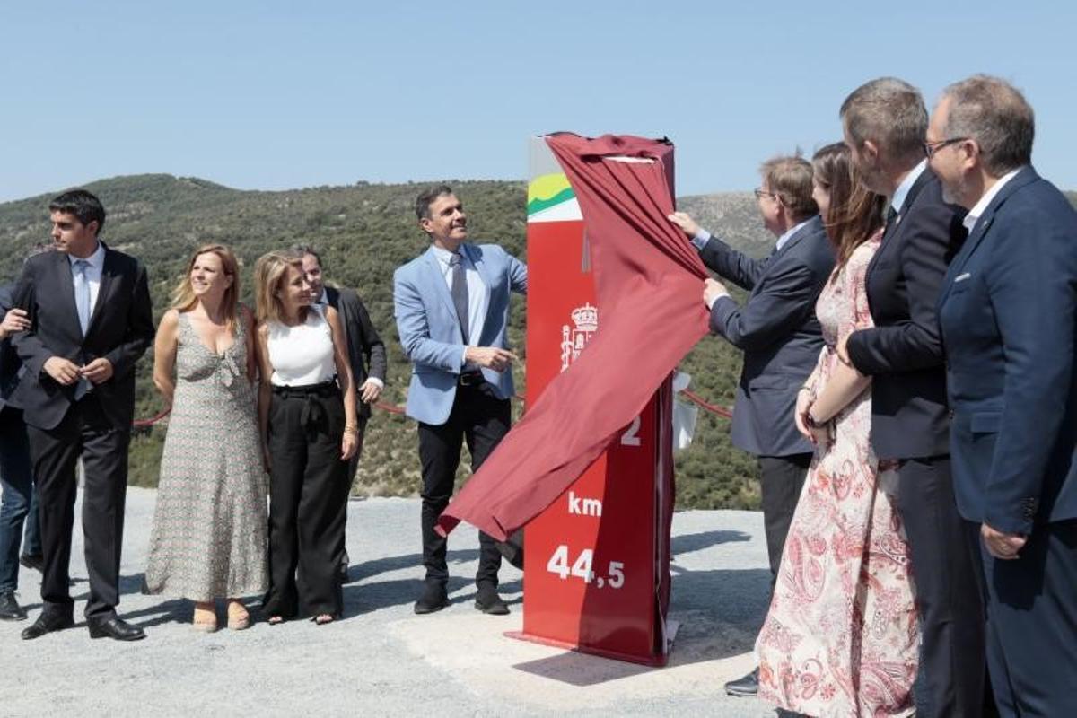 El presidente del Gobierno, Pedro Sánchez (4i); la ministra de Transportes, Raquel Sánchez (3i), y el 'president' de la Generalitat Valenciana, Ximo Puig (4d), durante la inauguración del acondicionamiento de la carretera N-232 a su paso por el Puerto del Querol, en Morella, Castellón, este 20 de julio de 2022.