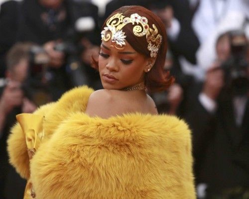 La cantante Rihanna ha sorprendido en la gala MET con un vestido que en las redes sociales muchos usuarios han definido como una tortilla o una pizza