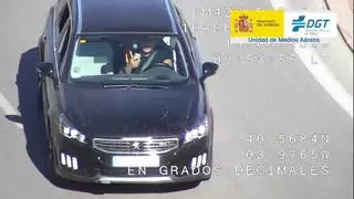 VÍDEO | Así retrata la DGT a los conductores que siguen usando el móvil al volante