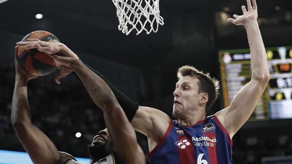 Yabusele trata de anotar ante Vesely.