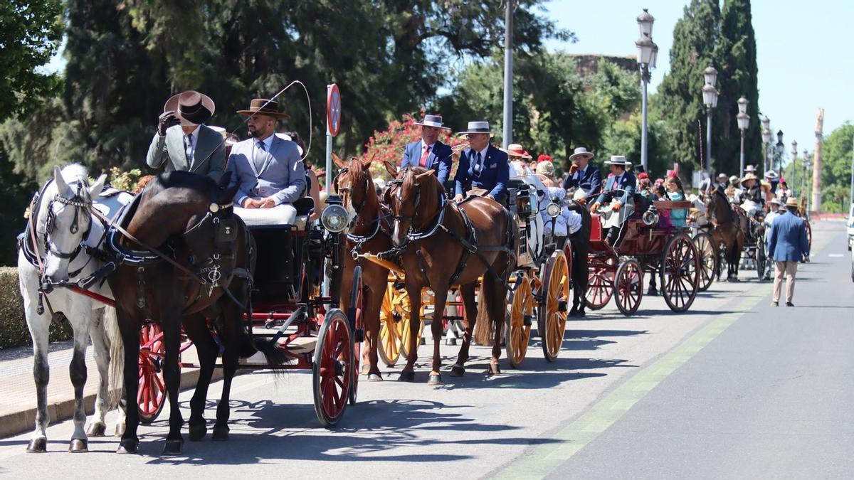 Los carruajes toman la ciudad este sábado como antesala del primer gran día de la Feria de Córdoba.