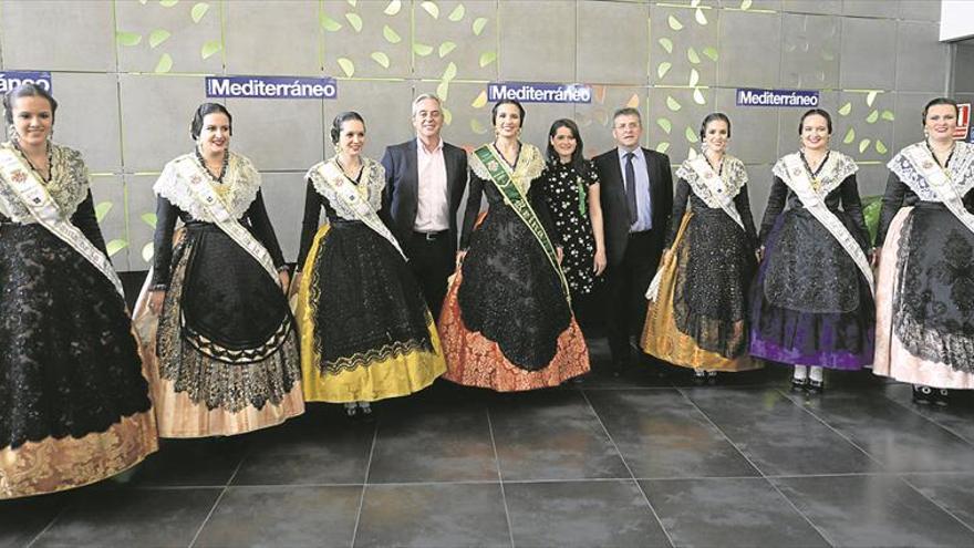 La reina de las fiestas y sus damas cumplen con la tradición