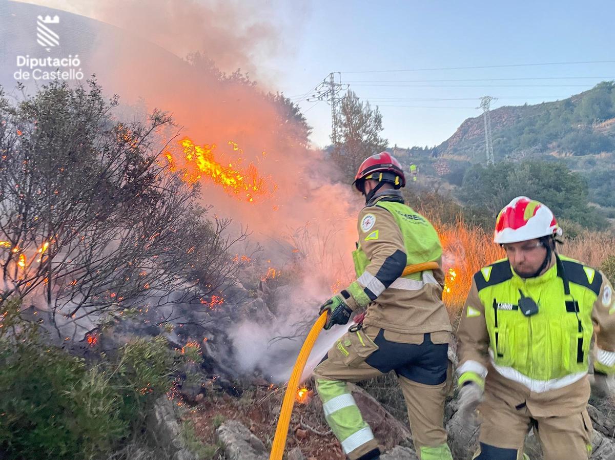 Otra imagen de los trabajos en el pequeño fuego. Otra imagen de los trabajos en el pequeño fuego.