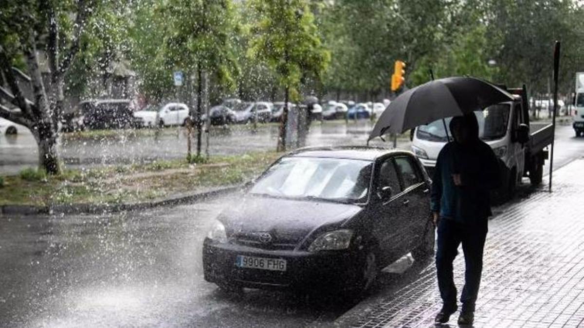Una persona passejant en un dia de pluja