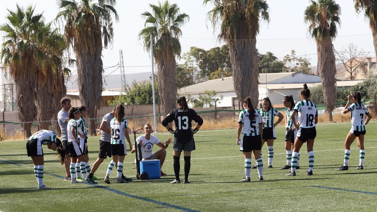 Las jugadoras del Córdoba CF Femenino reciben instrucciones de su entrenador, Pepe Contreras, en la Ciudad Deportiva.