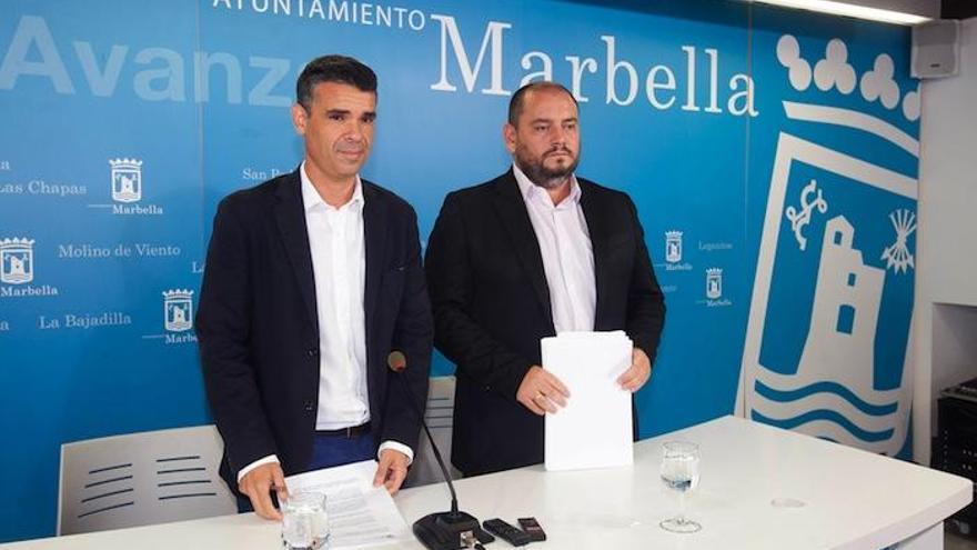 El alcalde de Marbella, José Bernal, y el edil de Personal, Daniel Pérez, tras la Junta de Gobierno Local.