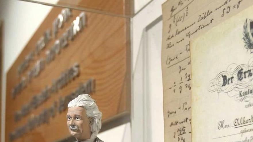 Muñeco de Einstein en el archivo  de la Universidad Hebrea. / efe