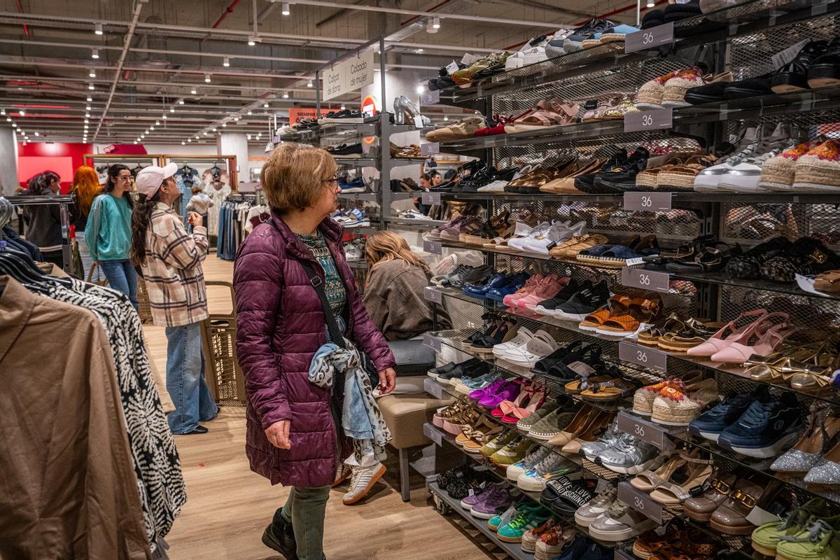 Furor y ofertas en el estreno de la primera tienda en Barcelona del outlet de grandes marcas TK-Maxx
