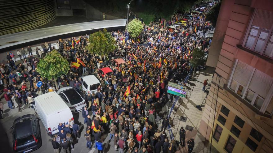 Miles de ciudadanos se concentran en Badajoz contra la amnistía