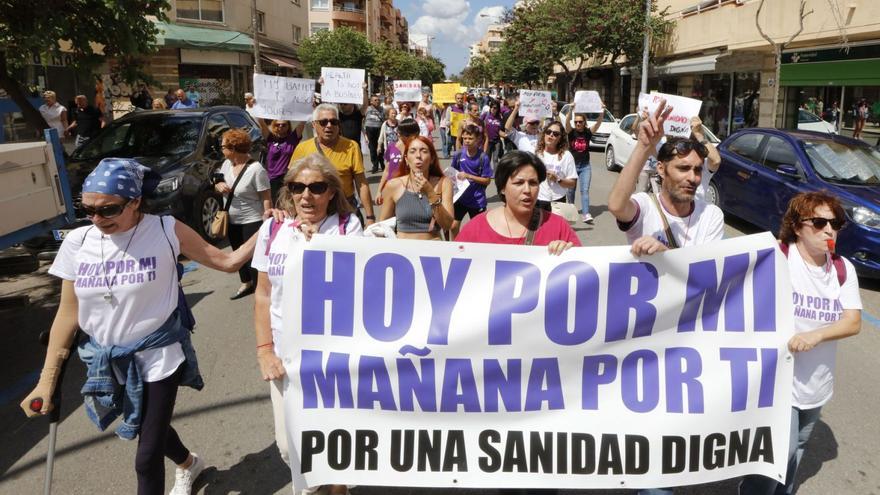 Cabecera de la manifestación celebrada a mediados de mayo para exigir la contratación de oncólogos.  | JUAN A. RIERA