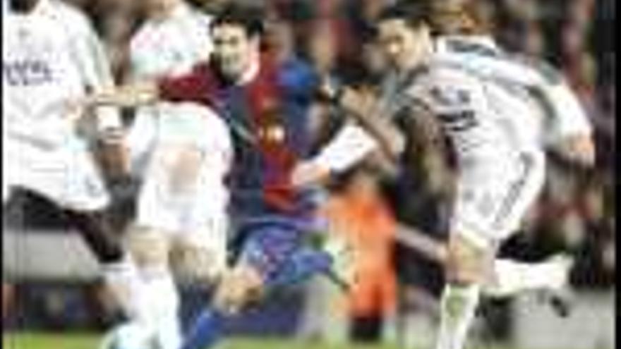 Lionel Messi trata de escaparse de Torres durante el encuentro de ayer. / Efe