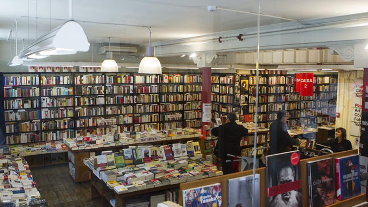 Clientes, en la librería La Central, de Barcelona.