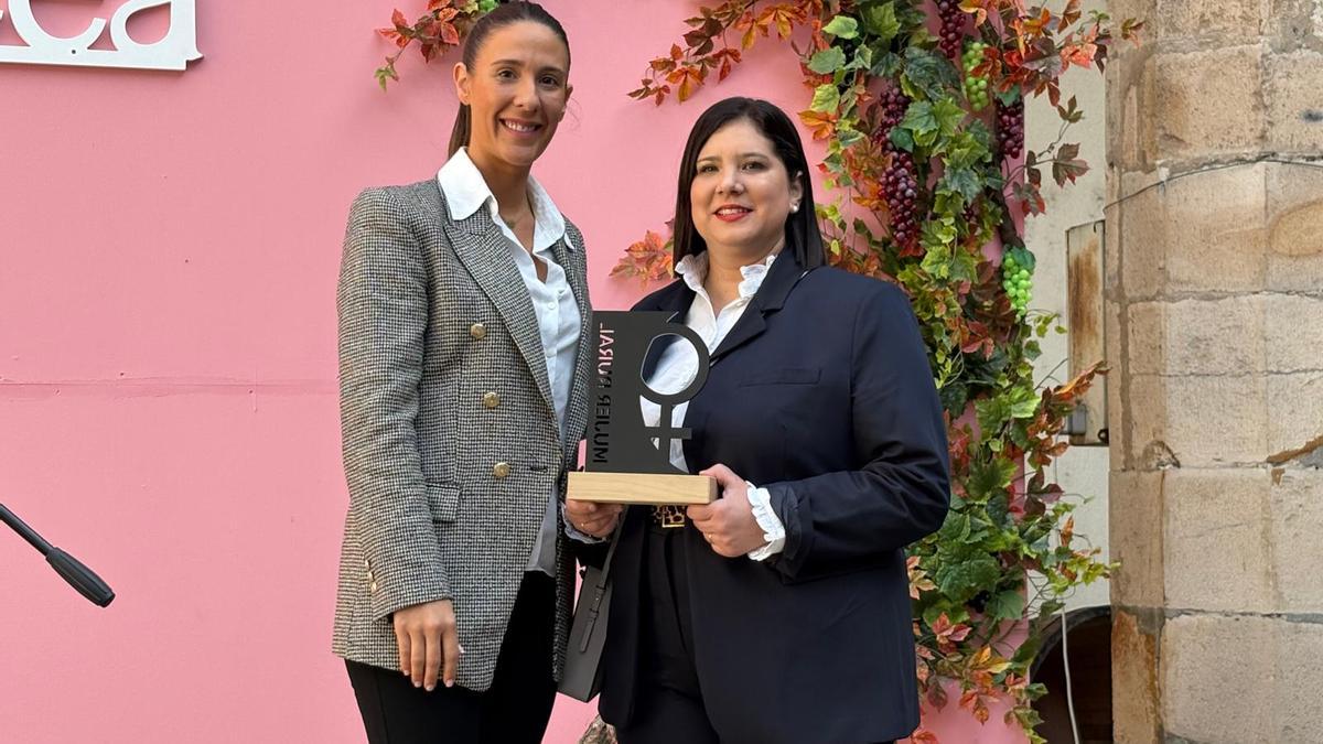 Alba García entrega el galardón a Paula Menéndez.