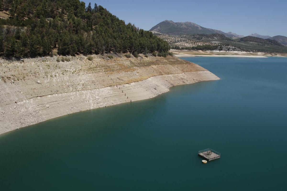 La situación del pantano de Iznájar, en imágenes