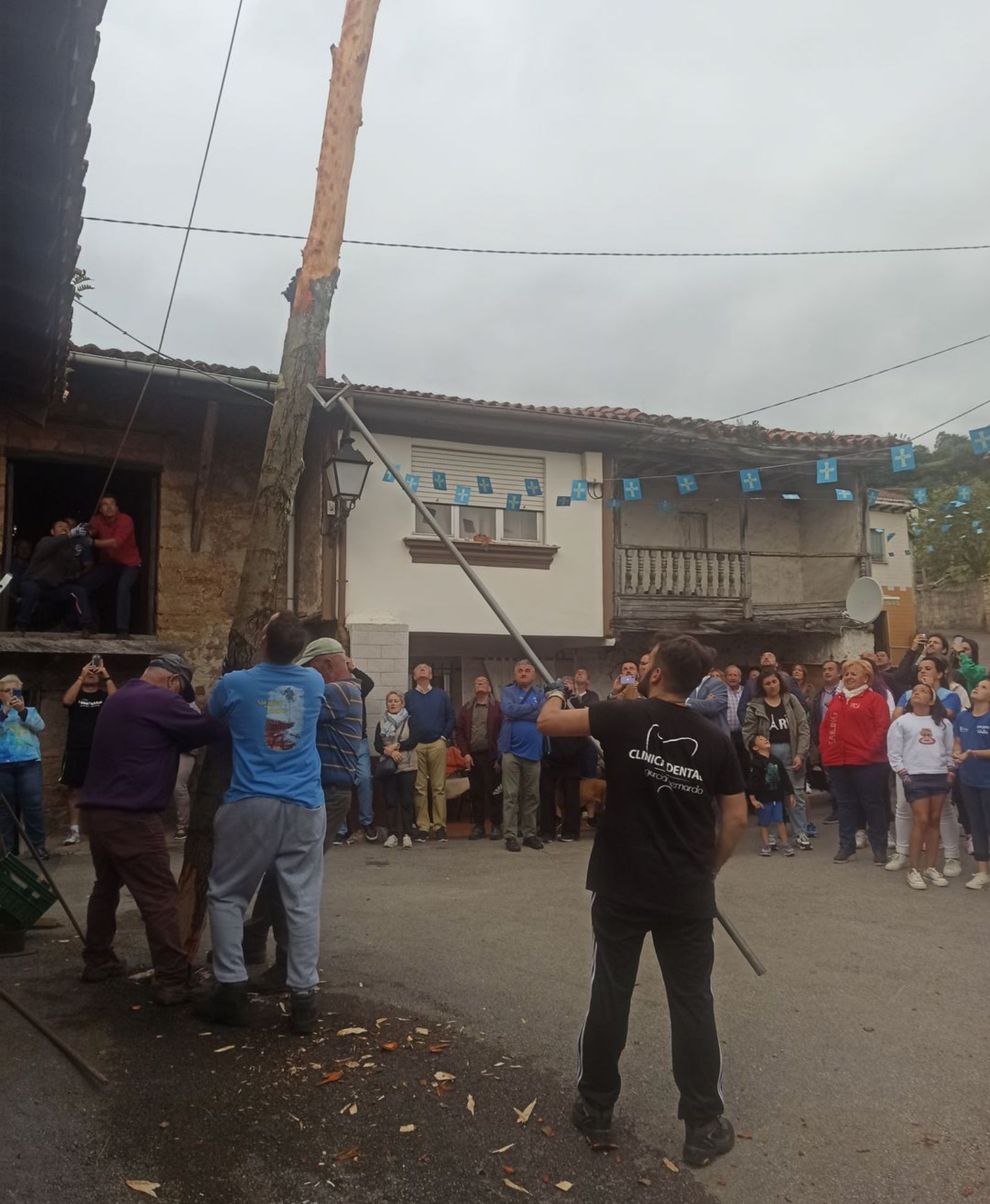 Los vecinos de Tabayes levantan el «omeru» delante de la capilla ante la atenta mirada del público. | S. Arias