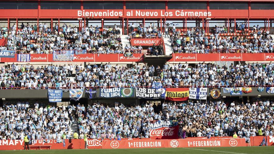Más de 5.000 aficionados del Málaga CF llenaron la grada de preferencia del estadio Nuevo Los Cármenes de Granada.