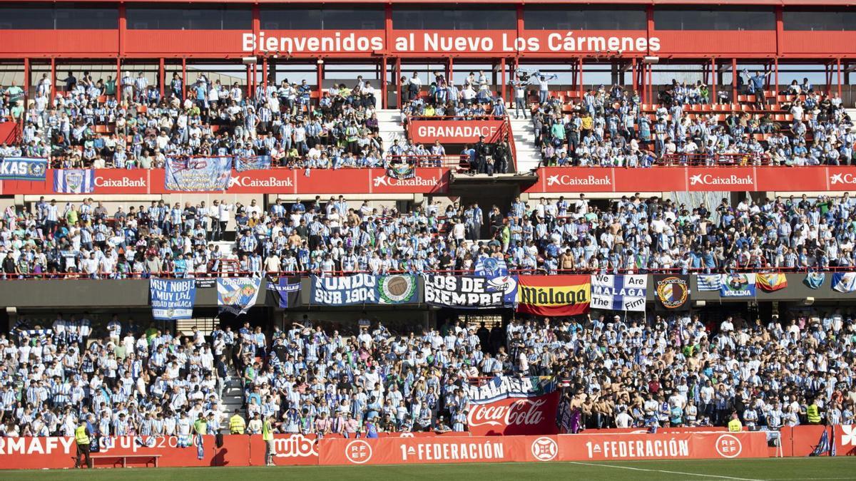 Más de 5.000 aficionados del Málaga CF llenaron el sábado la grada de preferencia del estadio Nuevo Los Cármenes de Granada.