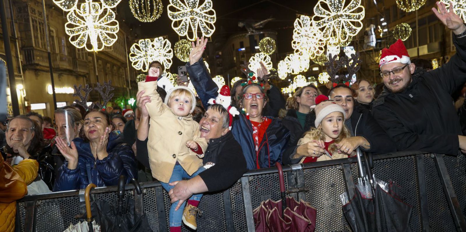  Los más privilegiados  pudieron disfrutar del  encendido en primera línea.  