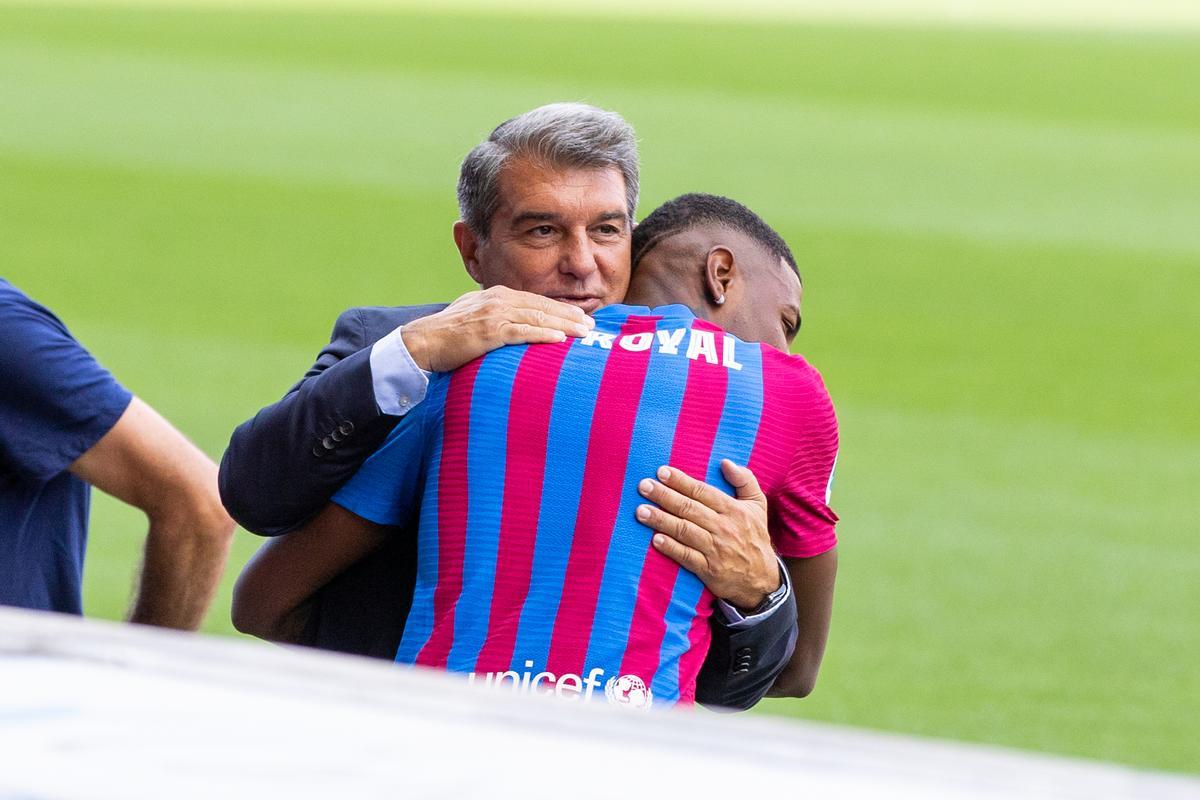 Emerson se anima con el catalán en el día de su presentación. Atención a la cara de sorpresa de Joan Laporta...