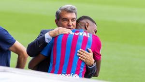 Emerson se anima con el catalán en el día de su presentación. Atención a la cara de sorpresa de Joan Laporta...