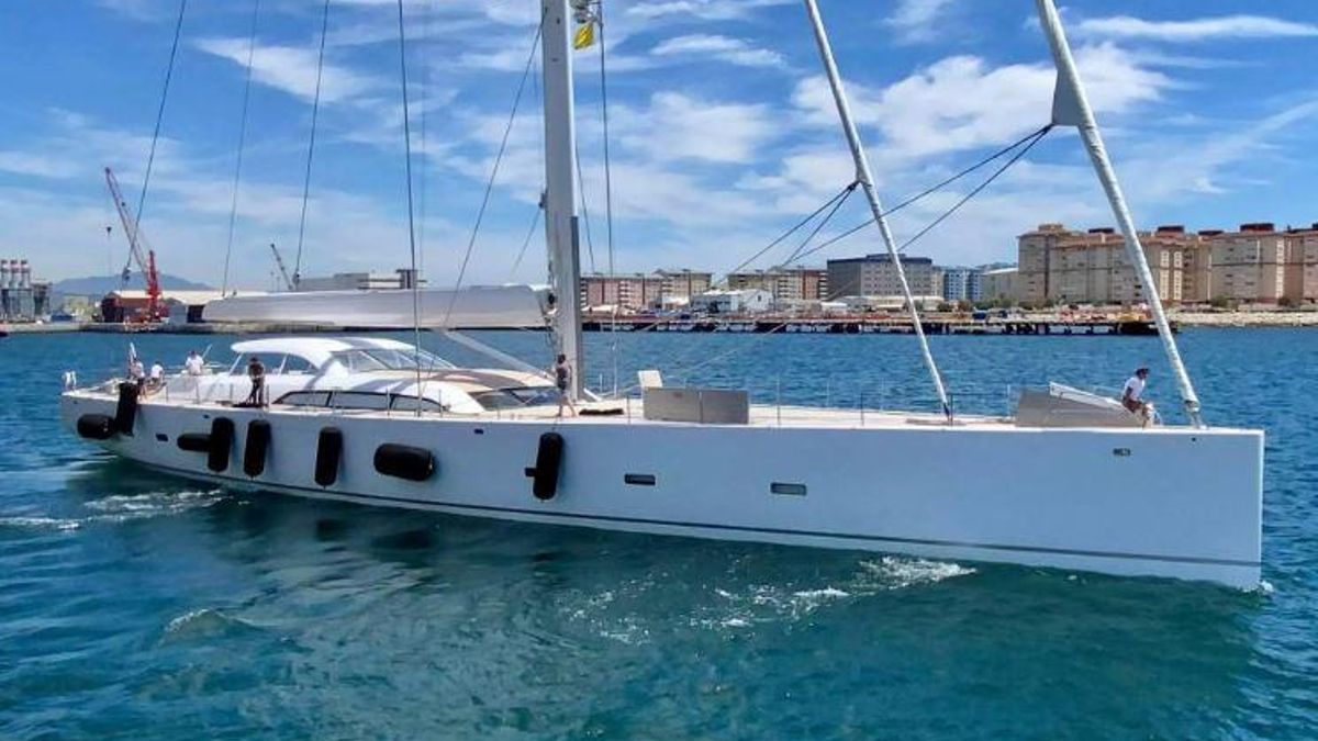 Imagen del velero que surca las aguas ibicencas