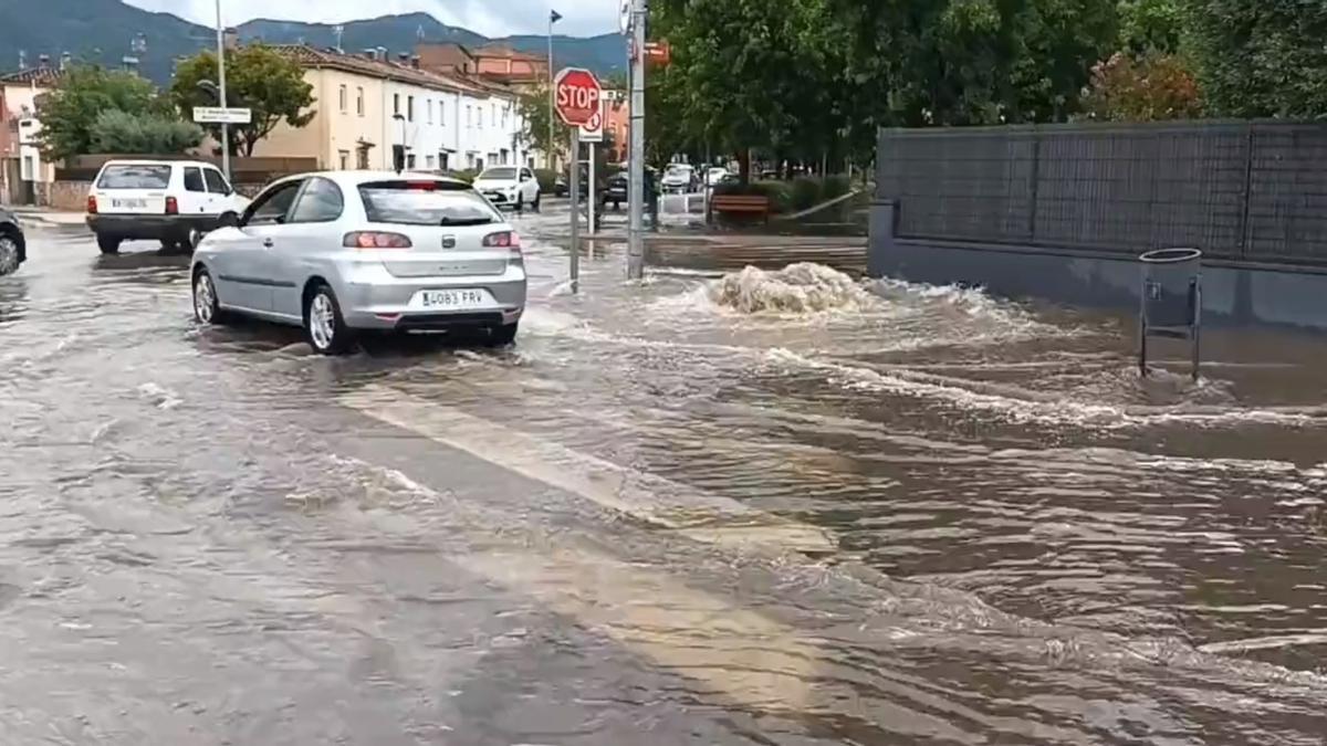 Un carrer inundat després del xàfec a Banyoles,