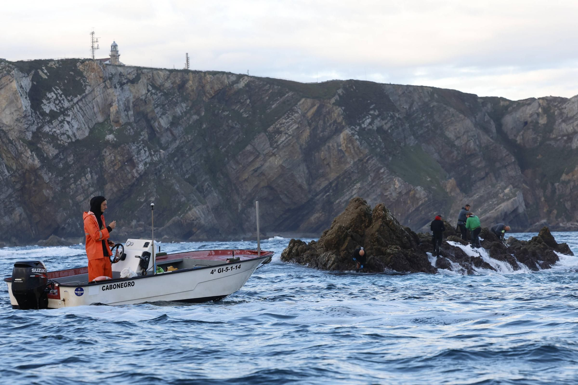 EN IMÁGENES: Así es la dura jornada de los perceberos del cabo Peñas: un oficio de alto riesgo a merced de las olas
