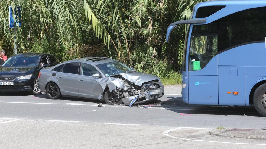 Accidente entre un autobús escolar y un turismo en Moaña