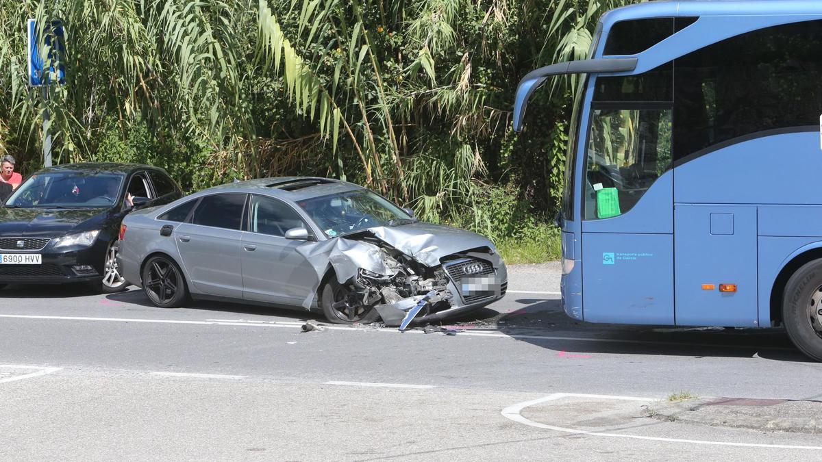 El autobús escolar y el coche implicados en el accidente en la PO-313, en Porta do Cego..