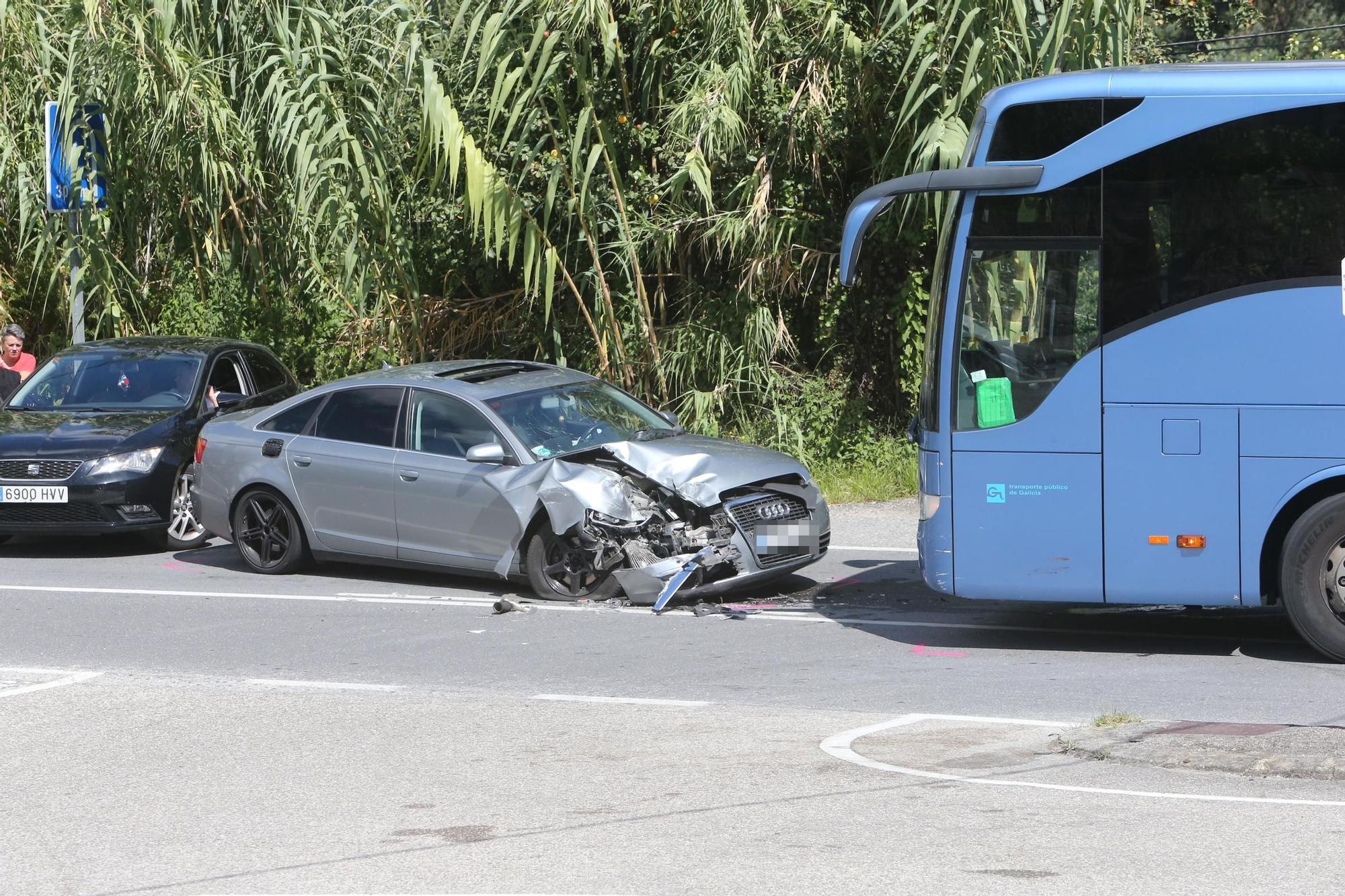 Accidente entre un autobús escolar y un turismo en Moaña