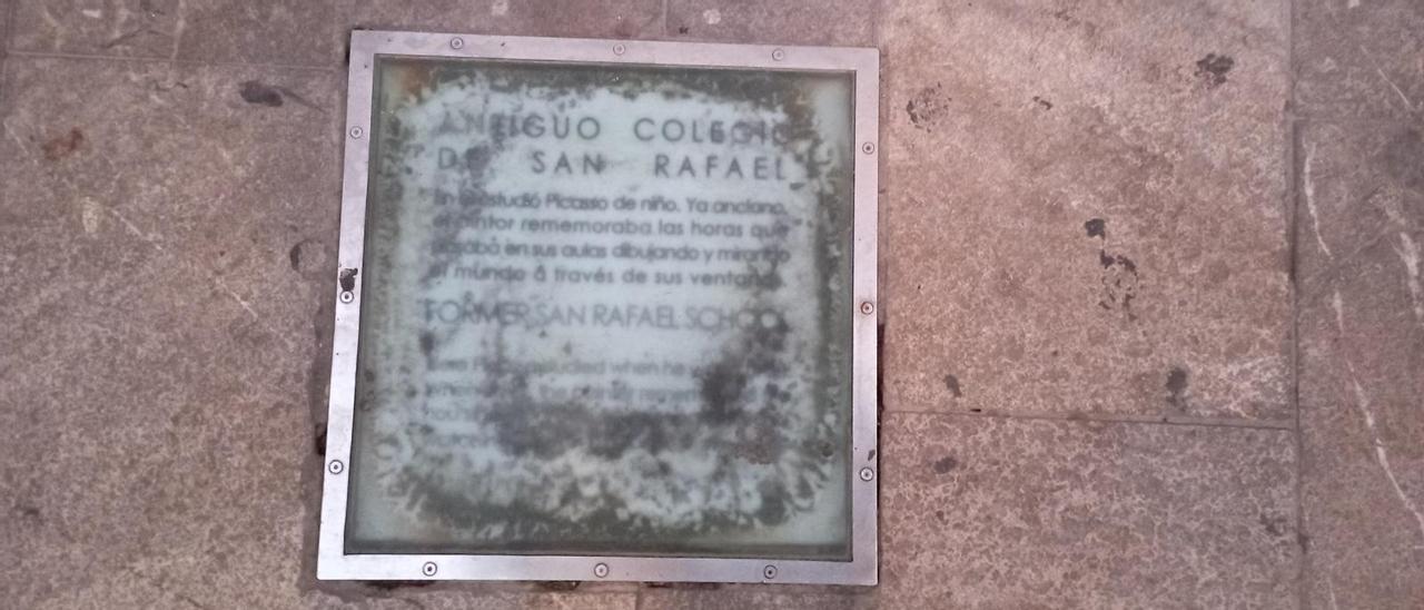 Placa picassiana de calle Comedias sobre el Colegio de San Rafael, ayer.