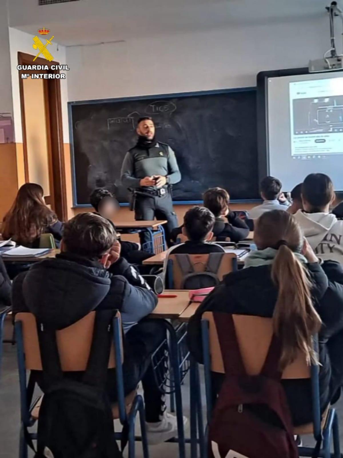 Un agente de la Guardia Civil en un centro educativo