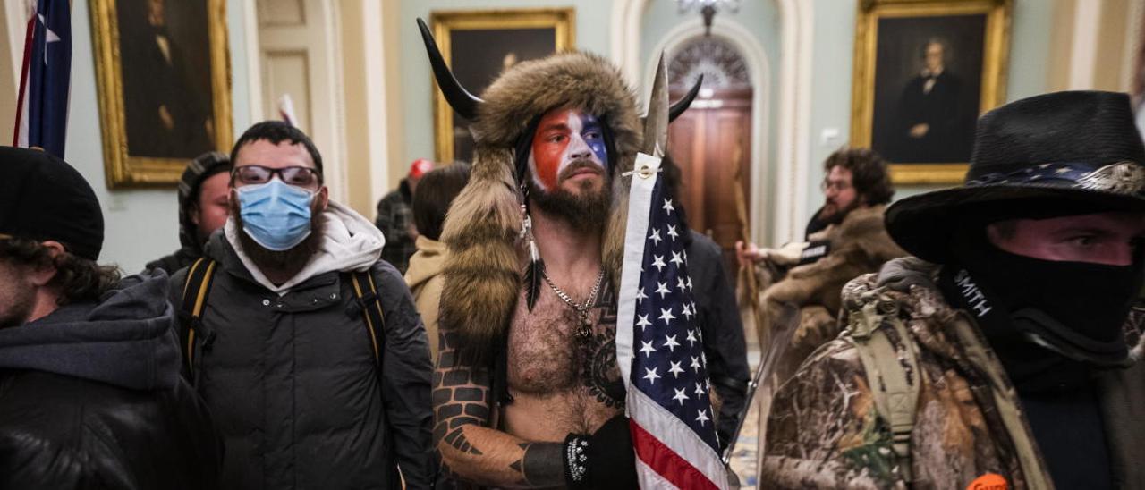 Una imagen de los asaltantes en en interior del Capitolio.