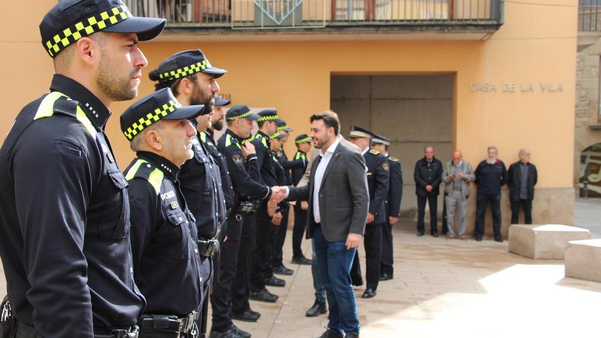 L'alcalde de Sallent, Oriol Ribalta, saludant els agents de la Policia Local