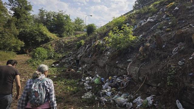 Los restos de basura junto al sendero del Pexegueiro, en Cesantes.