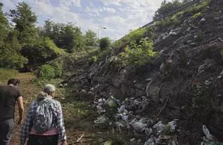 Denuncian un vertedero ilegal en la senda del río Pexegueiro