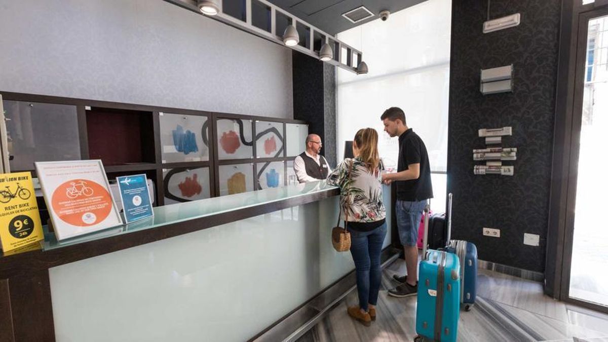Clientes en la recepción de un hotel.