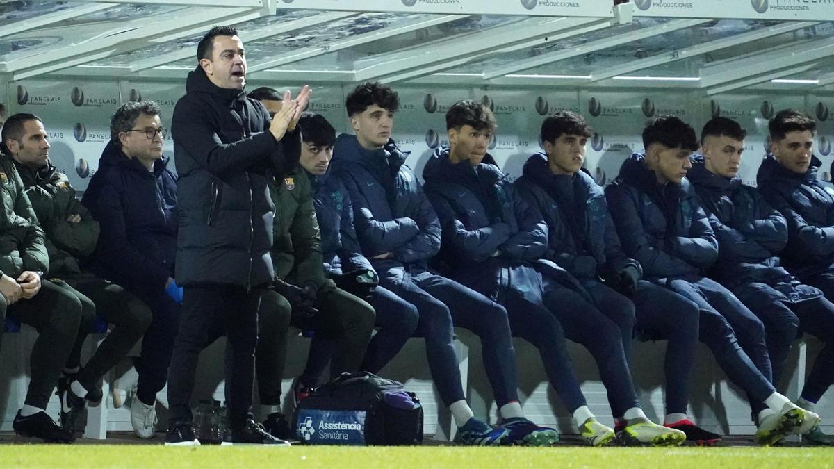 Xavi, en la banda da instrucciones a sus jugadores durante el duelo copero ante el Unionistas.