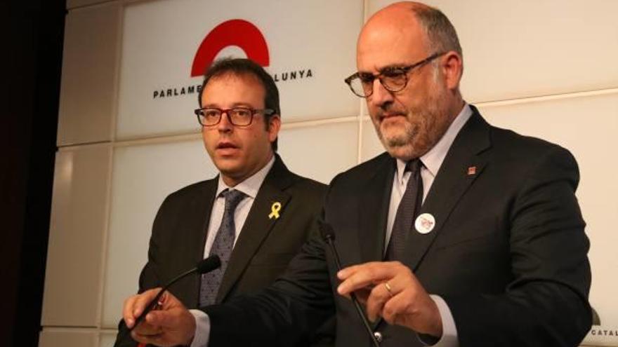 Els diputats Marc Solsona i Eduard Pujol, de JxCat, ahir al Parlament